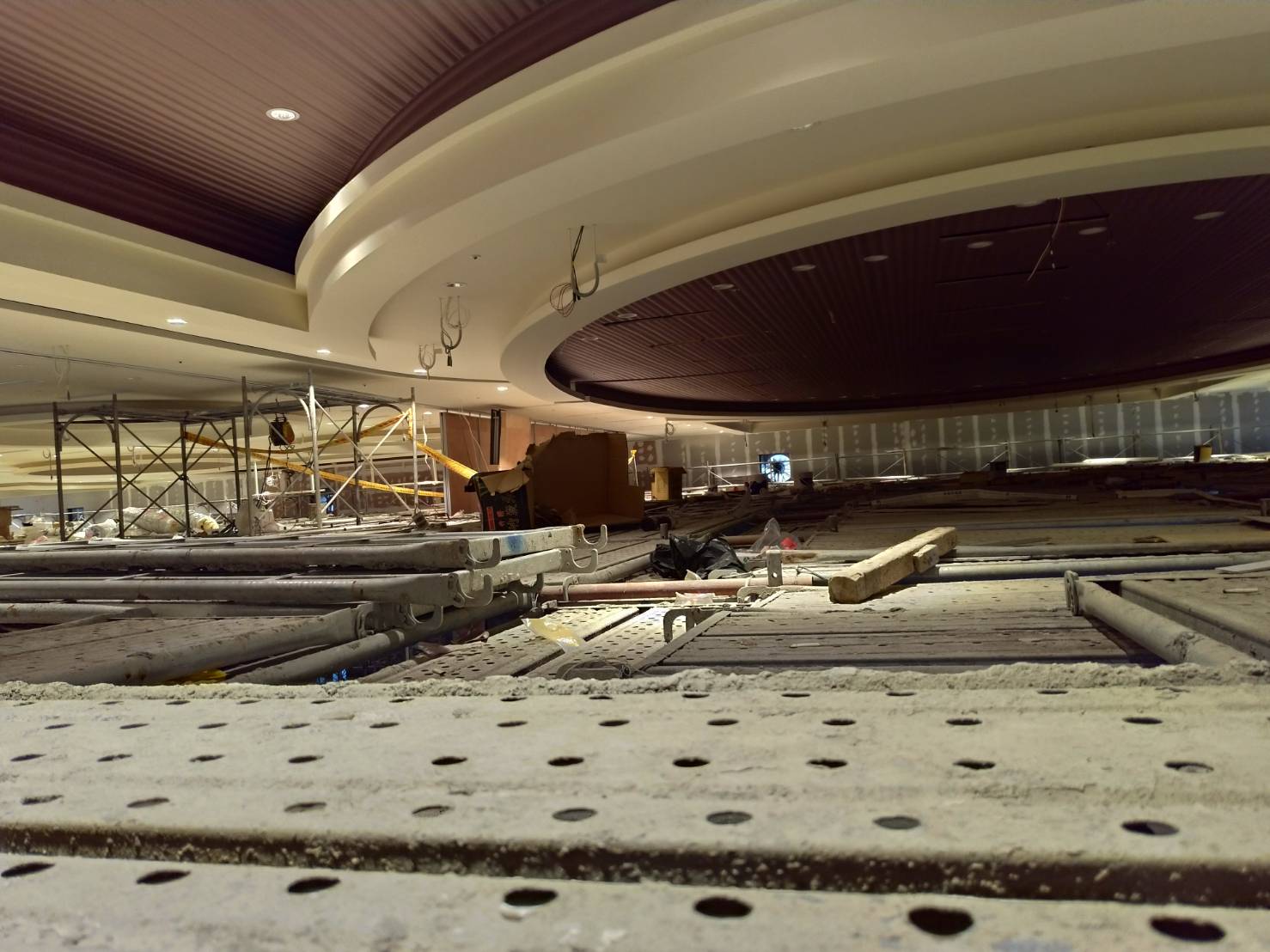 鷹架平鋪挑高天花板油漆施工