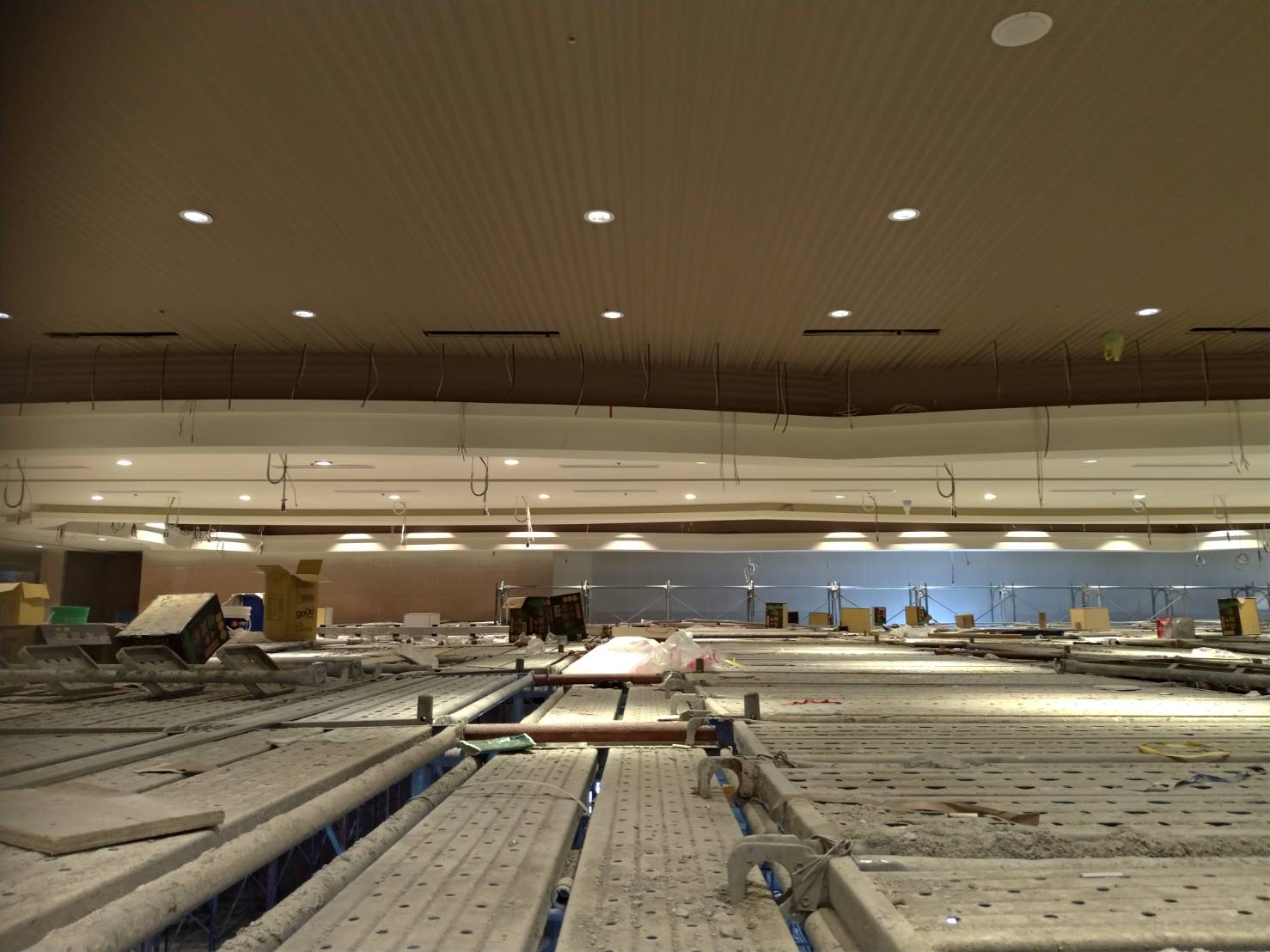 鷹架平鋪挑高天花板油漆施工