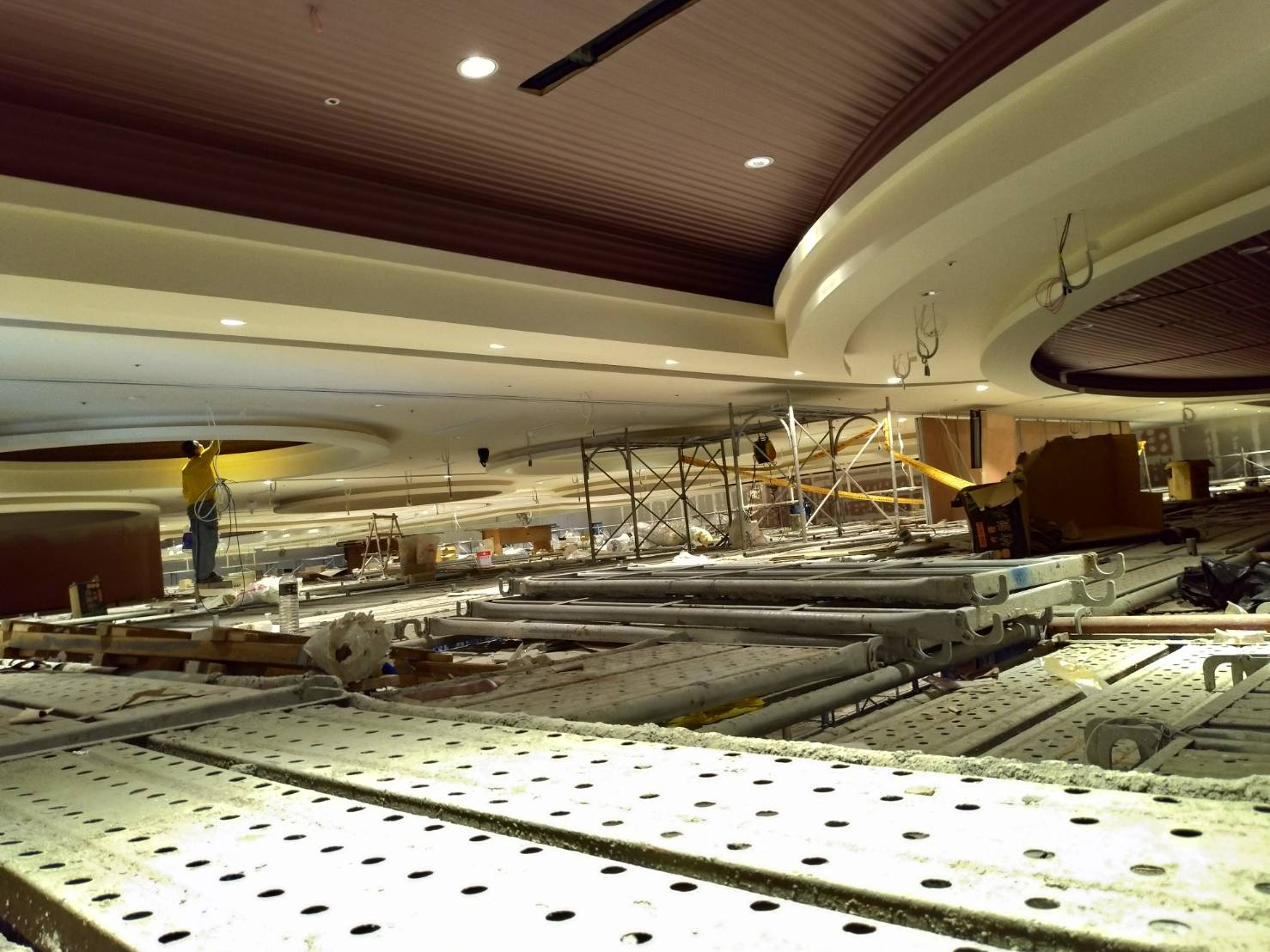 鷹架平鋪挑高天花板油漆施工